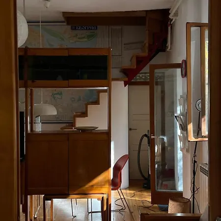 Retro House With Garden In Center 아파트 *